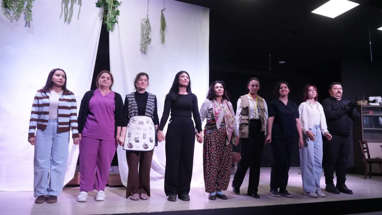 Milas’ta 8 Mart’a Özel Tiyatro: Kadınların Mücadelesi Sahneye Taşındı 6